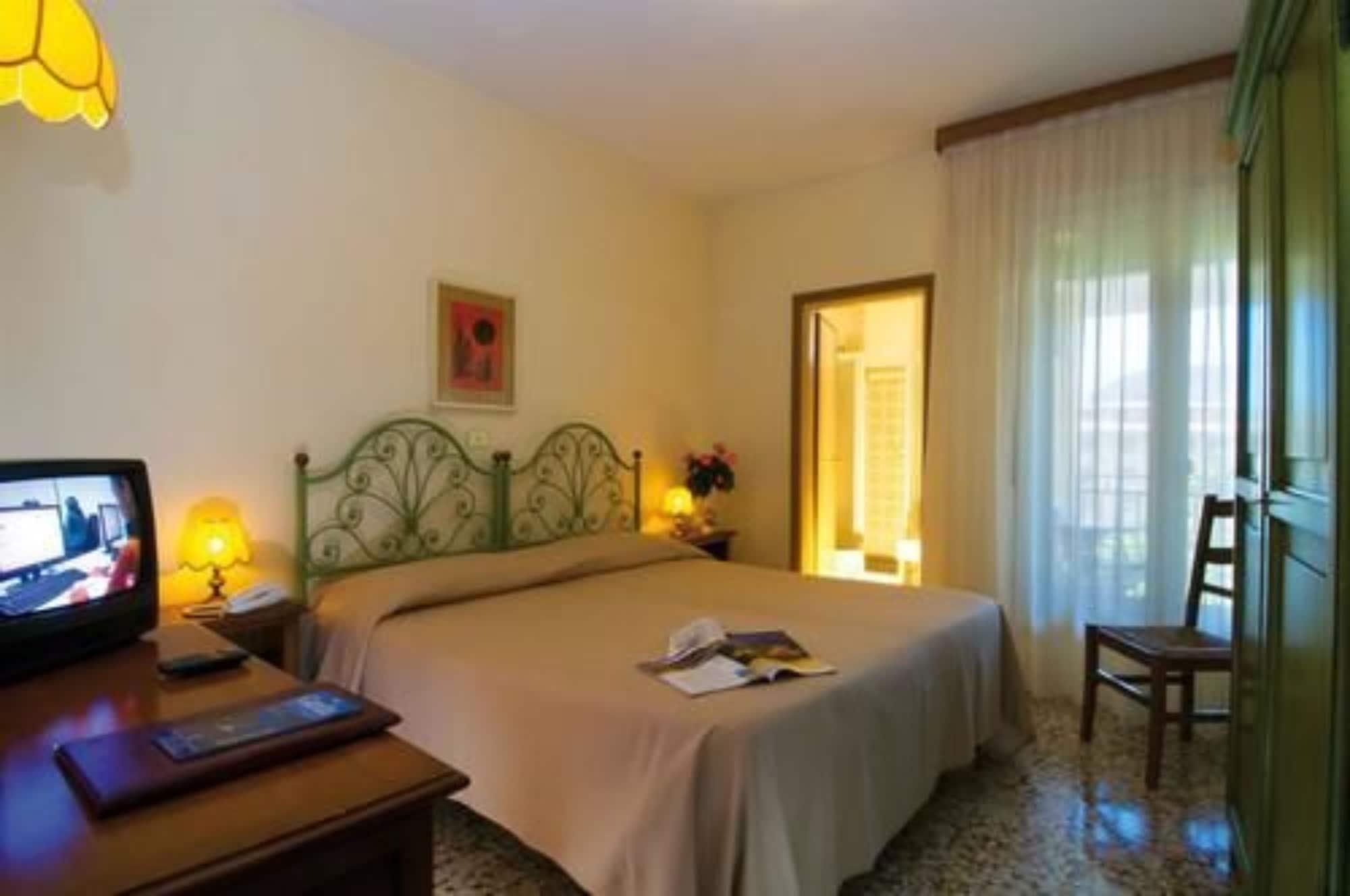 Hotel Bisesti ***S Garda  Zewnętrze zdjęcie