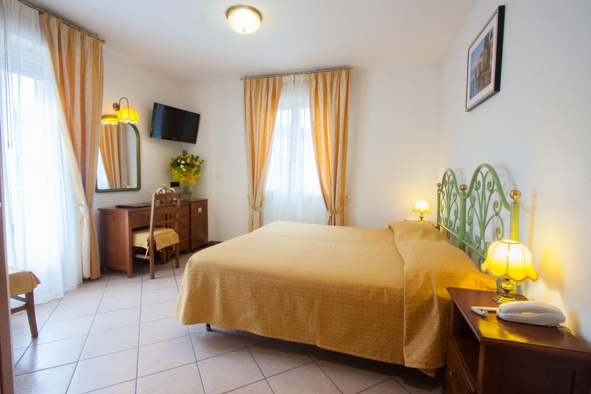 Hotel Bisesti ***S Garda  Zewnętrze zdjęcie