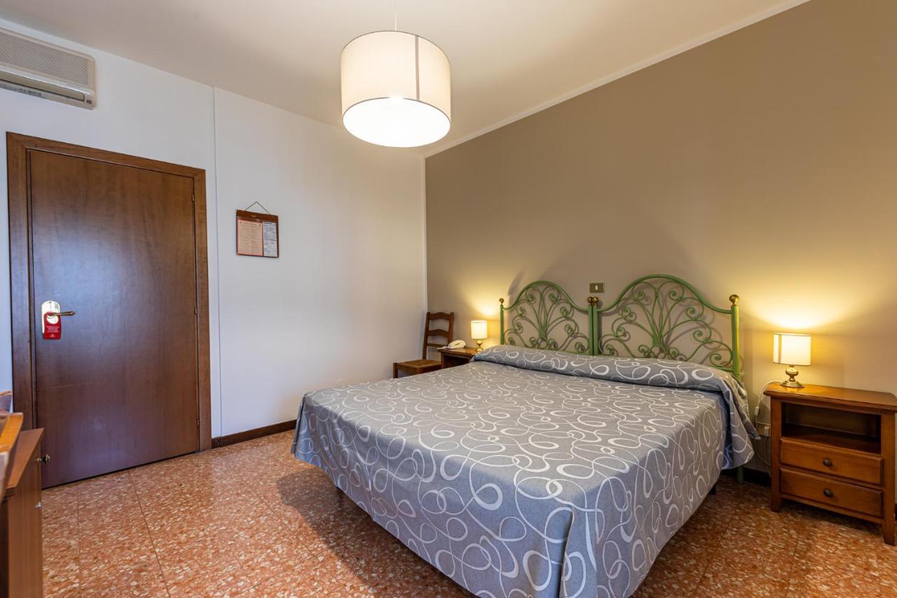 Hotel Bisesti ***S Garda  Zewnętrze zdjęcie